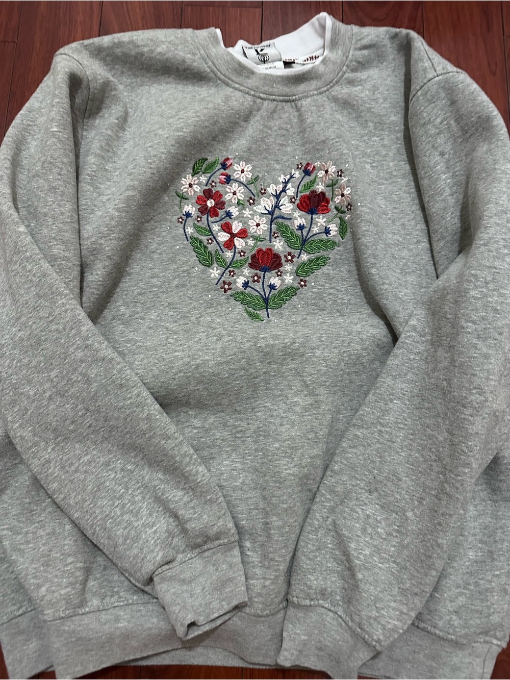 Universal Gray Crewneck Sweatshirt with Embroidered Floral Heart